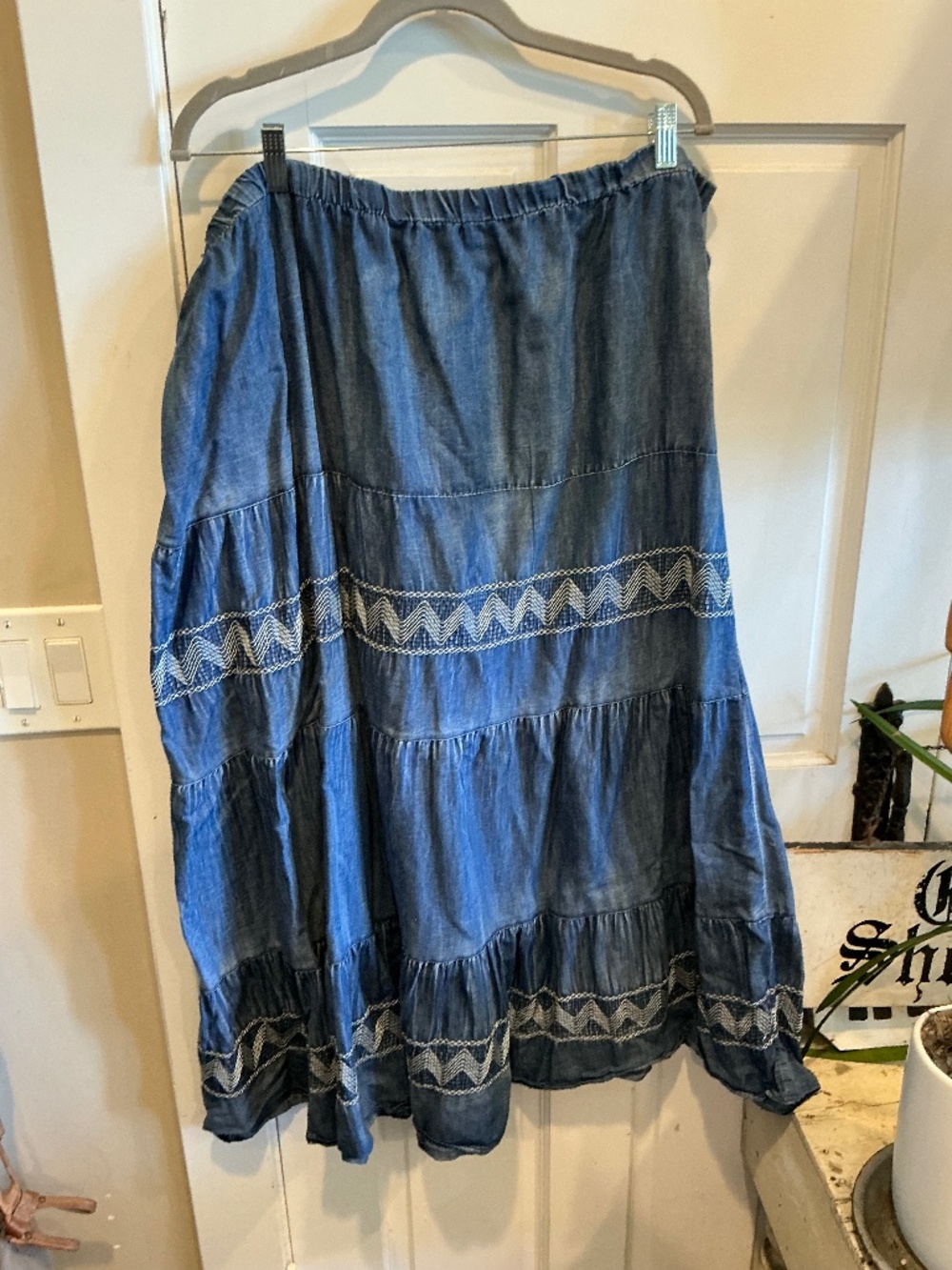 Ashley Stewart lightweight denim skirt with embroidered details! Plus size 22/24